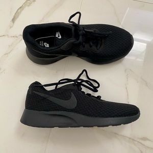 Nike Women’s Tanjun Black Shoes
